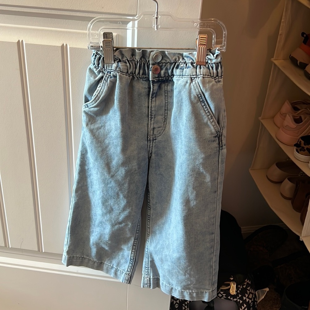 Selling my daughter wide leg jeans.  Super cute the waist doesn’t have adjusters